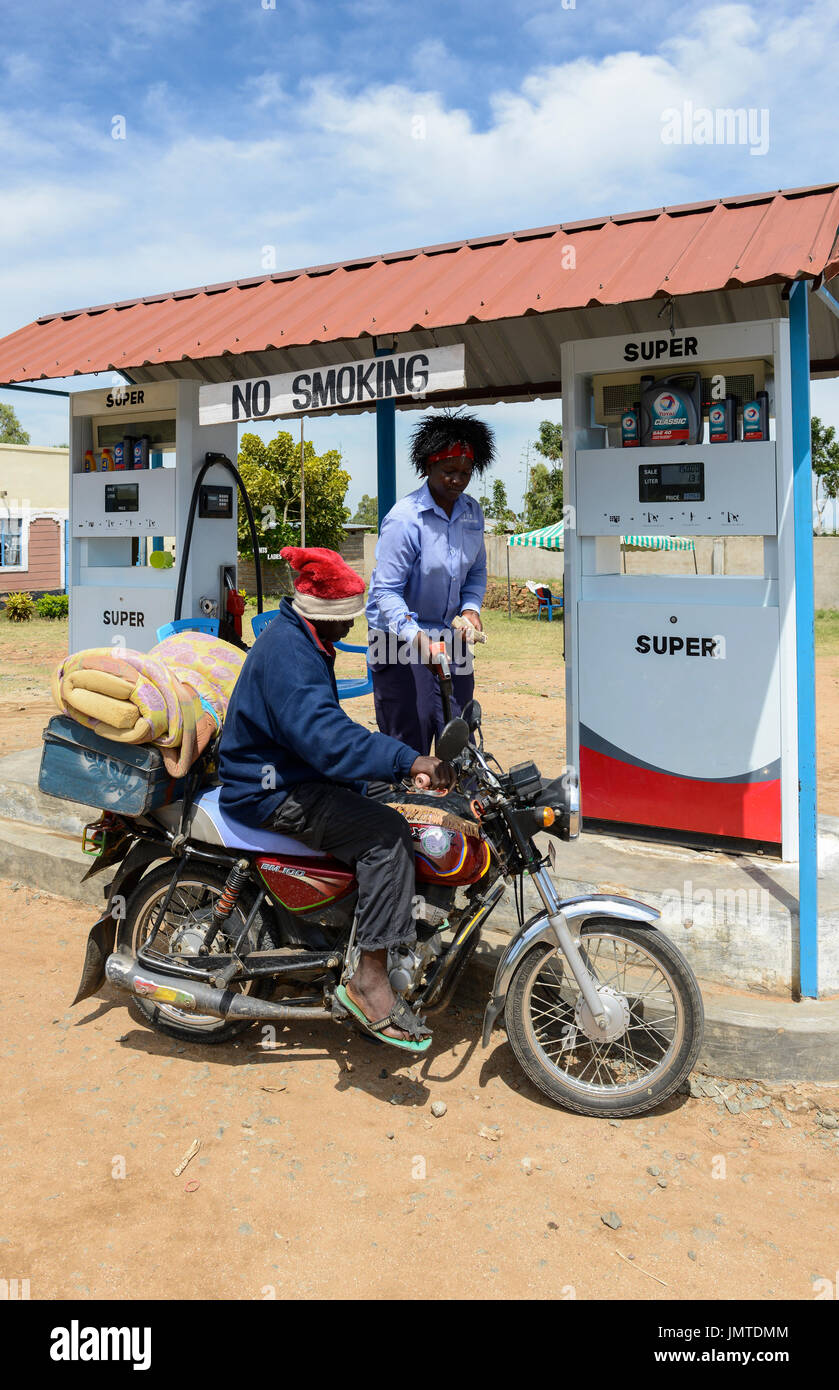 KENYA Kisumu, women work at petrol station / KENIA Kisumu, Frauen arbeiten als Tankwart an einer Tankstelle Stock Photo
