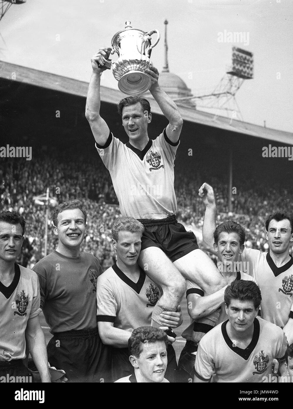 1960 FA Cup winners Wolverhampton Wanderers at Wembley 7/5/60 at Wembley Stadium. Wolves captain Bill Slater holds the cup with standing LtoR Gerry Harris, Malcolm Finlayson, Ron Flowers, Peter Broadbent, Eddie Clamp,  Kneeling Barry Stobart, Des Horne. Stock Photo