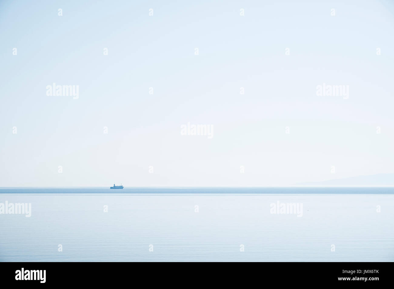 Ship on the horizon hi-res stock photography and images - Alamy