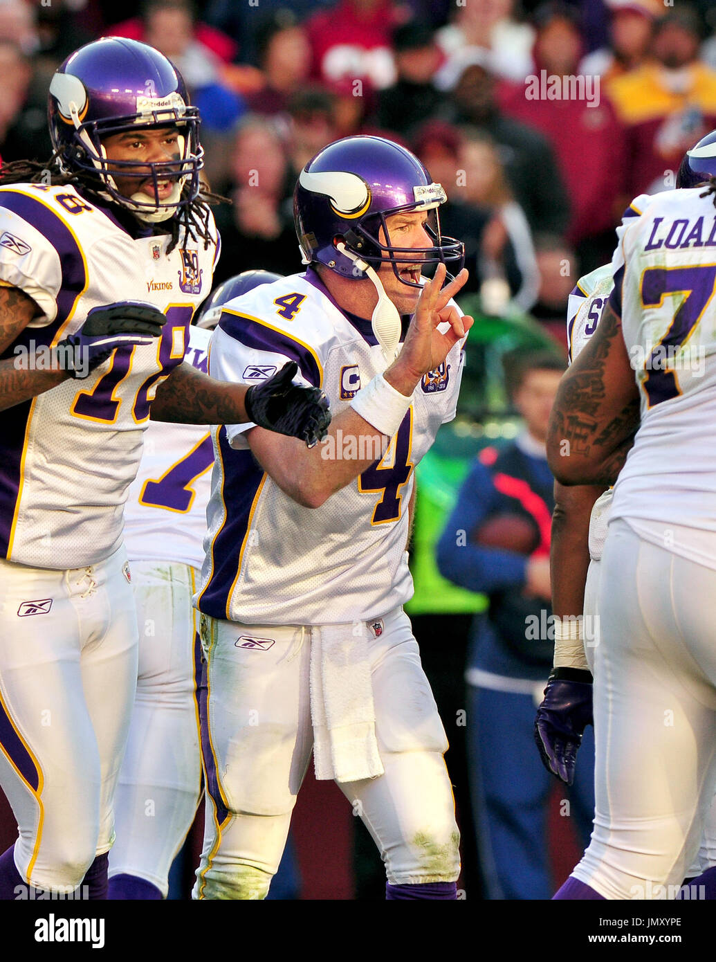 Favre leads Vikings past Bears 36-10