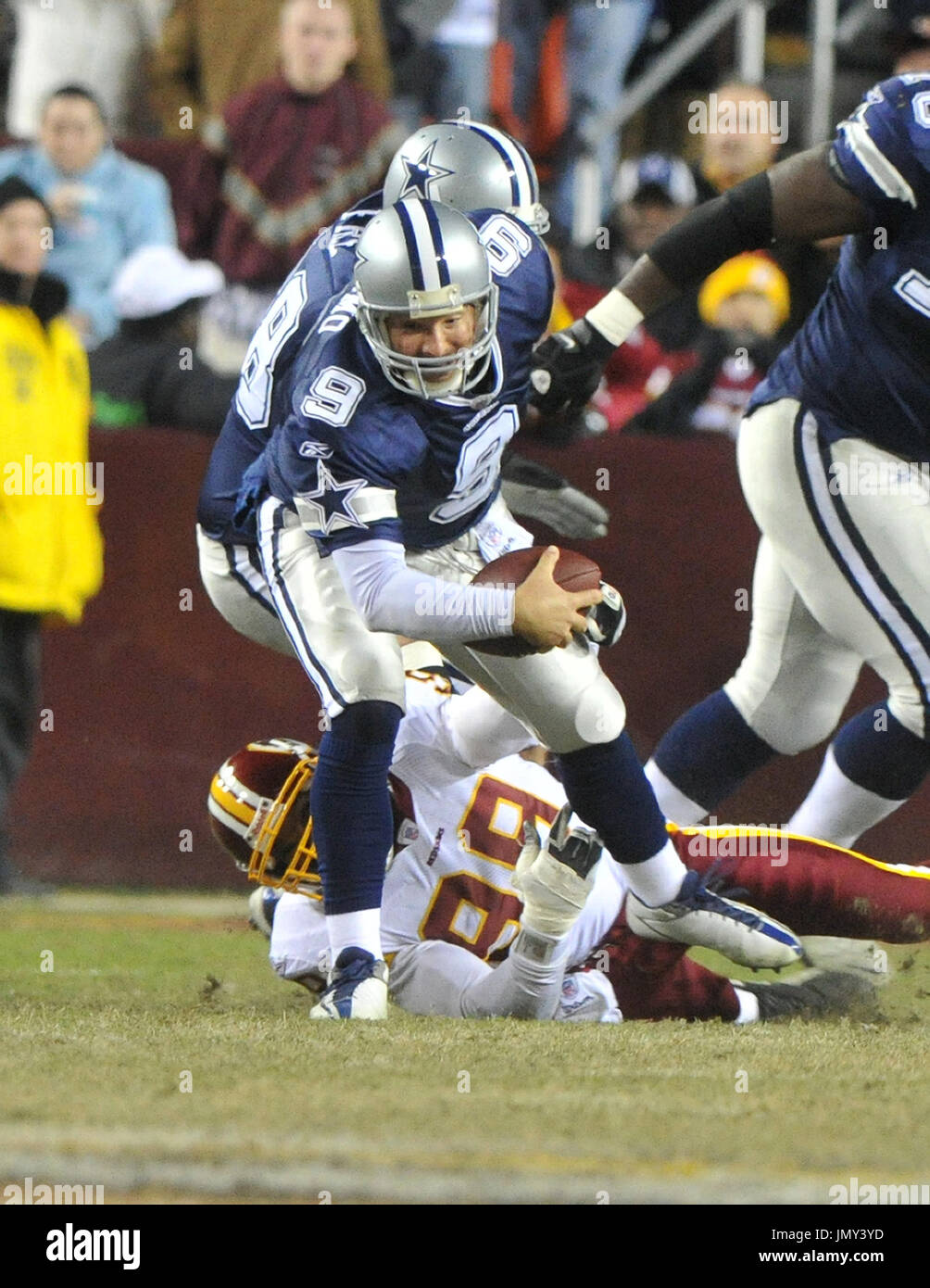 Landover, MD - December 27, 2009 -- Dallas Cowboys quarterback Tony ...