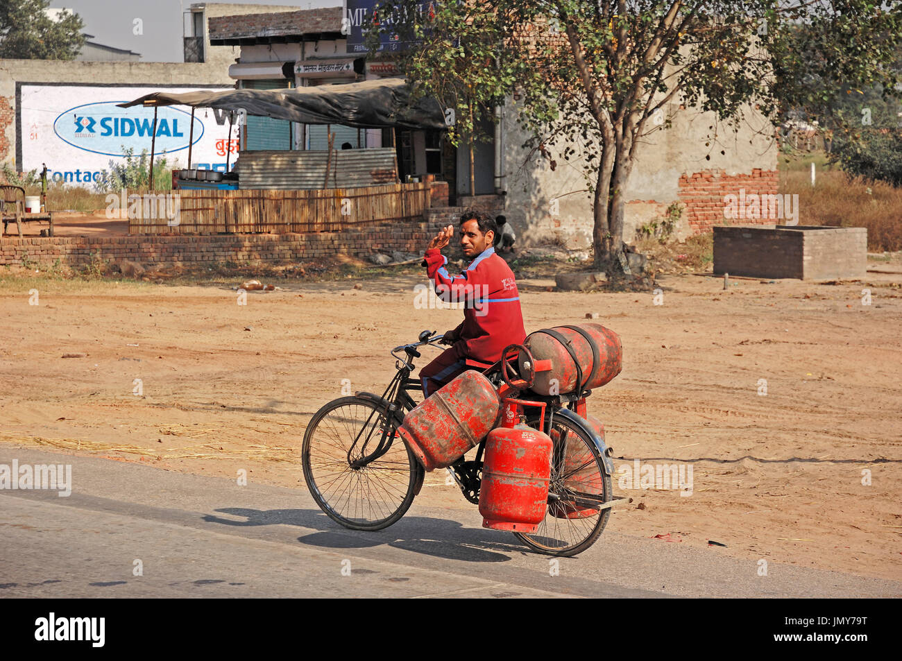 Man transport gas canisters with bicycle, Rajasthan, India Mann