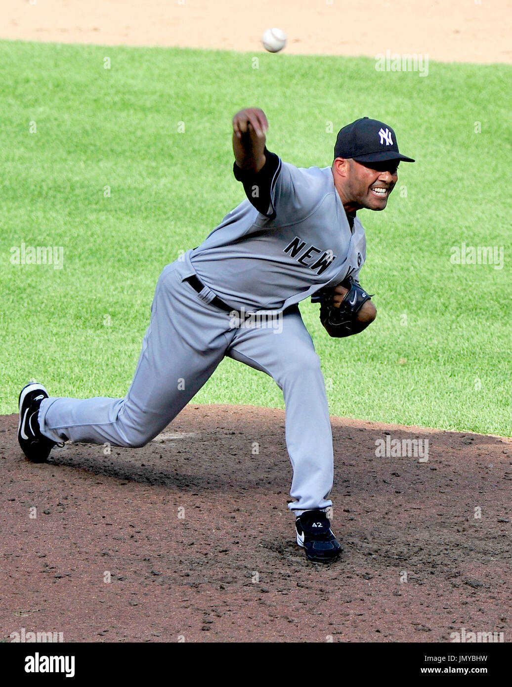 New York Yankees pitcher Mariano Rivera (42) pitches in the ninth