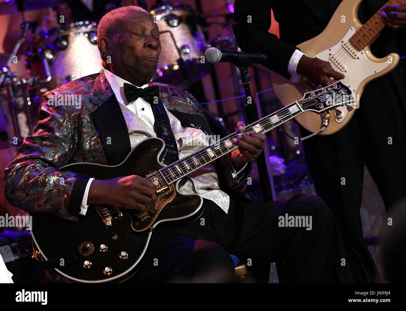 Blues legend B.B. King performs with an all-star cast at a White House ...