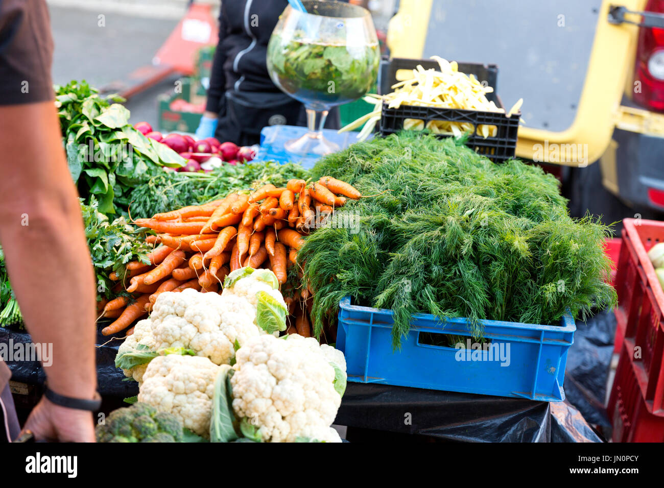 Fruits and vegetables at a farmers market Stock Photo - Alamy