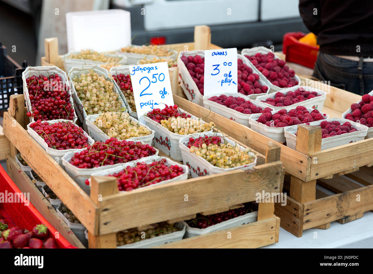 Fruits and vegetables at a farmers market Stock Photo - Alamy