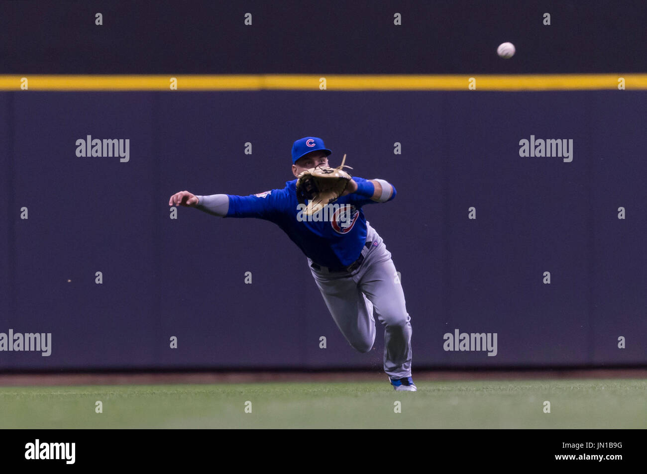 Milwaukee, WI, USA. 28th July, 2017. Chicago Cubs center fielder Albert Almora Jr. #5 makes a diving catch in the Major League Baseball game between the Milwaukee Brewers and the Chicago Cubs at Miller Park in Milwaukee, WI. John Fisher/CSM/Alamy Live News Stock Photo