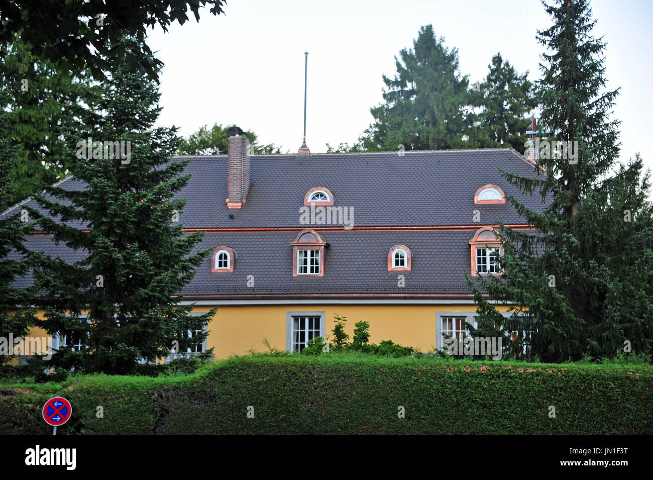 Lake Starnberg, Germany. 28th July, 2017. The villa of the Thai king Maha Vajiralongkorn can be seen in Tutzingen at Lake Starnberg, Germany, 28 July 2017. Thailand's king Maha Vajiralongkorn celebrates his 65th birthday on 28 July. Photo: Ursula Düren/dpa/Alamy Live News Stock Photo