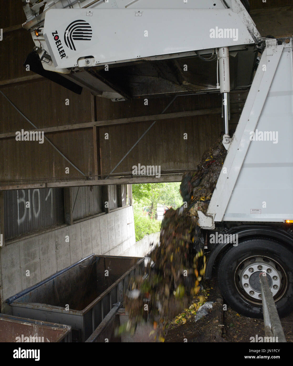 Ulm, Germany. 27th July, 2017. A garbage collection truck disposes
