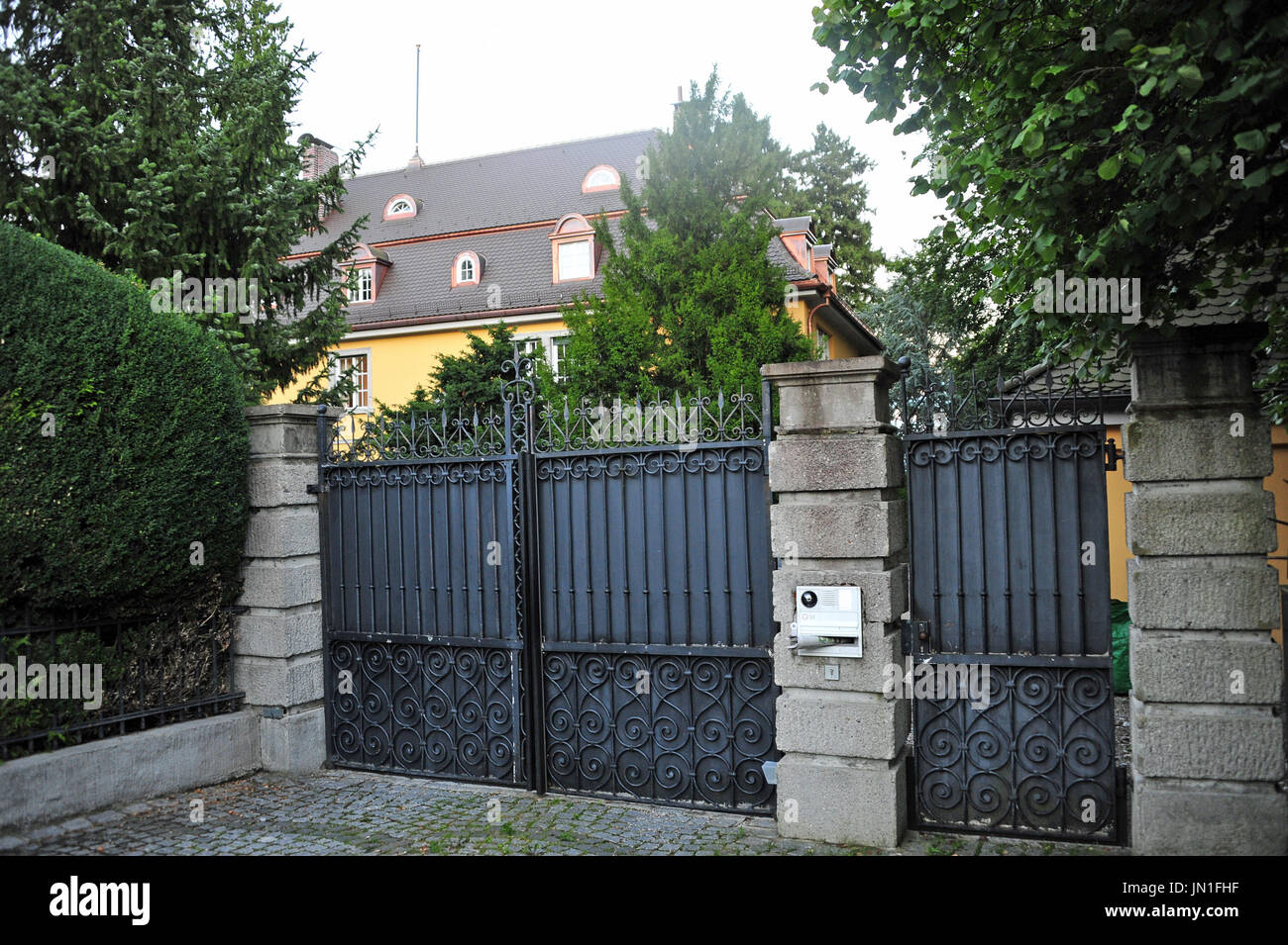 Lake Starnberg, Germany. 28th July, 2017. The villa of the Thai king Maha Vajiralongkorn can be seen in Tutzingen at Lake Starnberg, Germany, 28 July 2017. Thailand's king Maha Vajiralongkorn celebrates his 65th birthday on 28 July. Photo: Ursula Düren/dpa/Alamy Live News Stock Photo