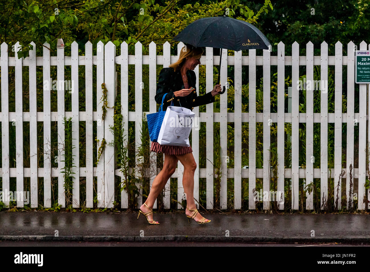 Lewes, UK. 29th July 2017. Opera fans arrive at Lewes train station in the rain en route to Glyndebourne Opera House for a performance of La clemenza di Tito, Lewes, East Sussex, UK.  Credit: Grant Rooney/Alamy Live News Stock Photo