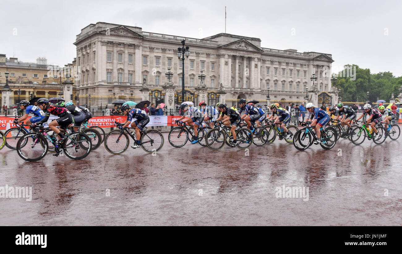 London, UK.  29 July 2017.  Elite women riders pass Buckingham Palace during the Prudential RideLondon Classique riding 12 laps round a 5.5km circuit in central London.  Ranked as one of the top women's UCI WorldTour events, prize money for the race is the highest ever for a women's one day race and features 18 of the top 20 teams from the Women's World Tour.  Credit: Stephen Chung / Alamy Live News Stock Photo