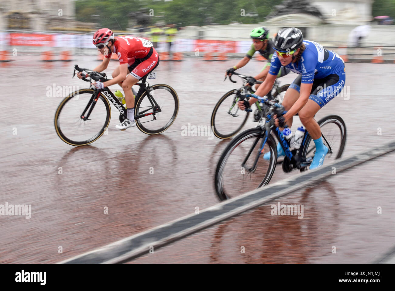 London, UK.  29 July 2017.  Elite women riders pass Buckingham Palace during the Prudential RideLondon Classique riding 12 laps round a 5.5km circuit in central London.  Ranked as one of the top women's UCI WorldTour events, prize money for the race is the highest ever for a women's one day race and features 18 of the top 20 teams from the Women's World Tour.  Credit: Stephen Chung / Alamy Live News Stock Photo