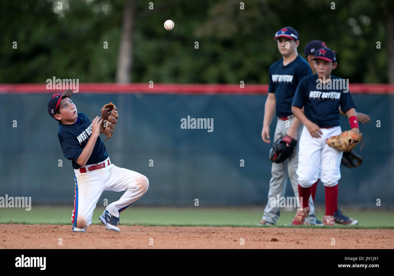 Fielding glove hi-res stock photography and images - Page 2 - Alamy