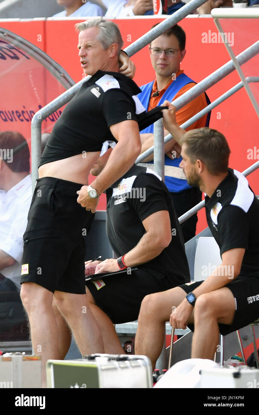 Ingolstadt, Deutschland. 29th July, 2017. Jens KELLER (Trainer Union) nach Insektenstich am Ruecken, Fussball 2. Bundesliga/ FC Ingolstadt-FC Union Berlin 0-1, 1.Spieltag, Spieltag01, Liga2, Saison 2017/18 am 29.07.2017, AUDI SPORTPARK., | Verwendung weltweit Credit: dpa/Alamy Live News Stock Photo