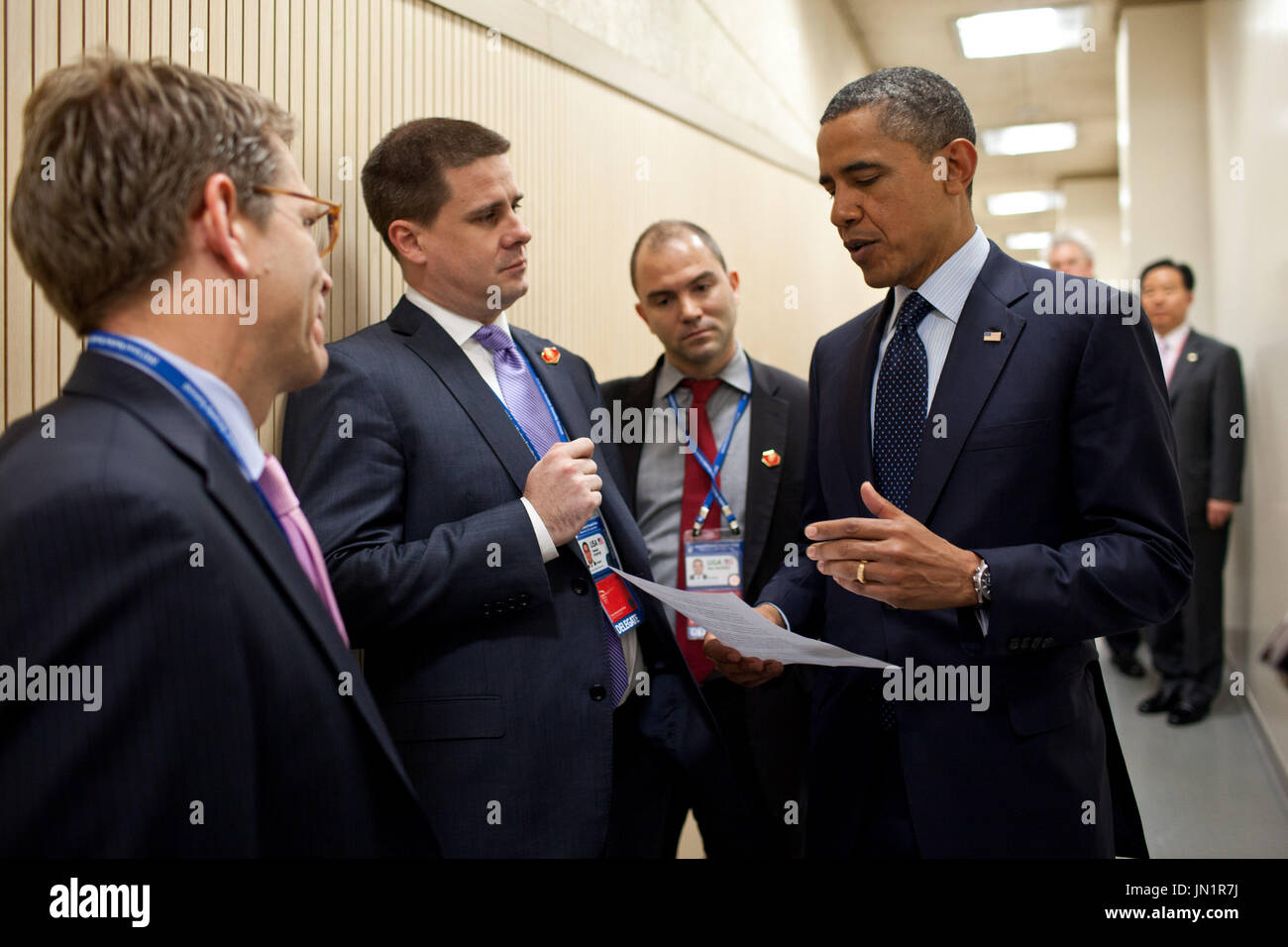 United States President Barack Obama talks with, from left, Press ...