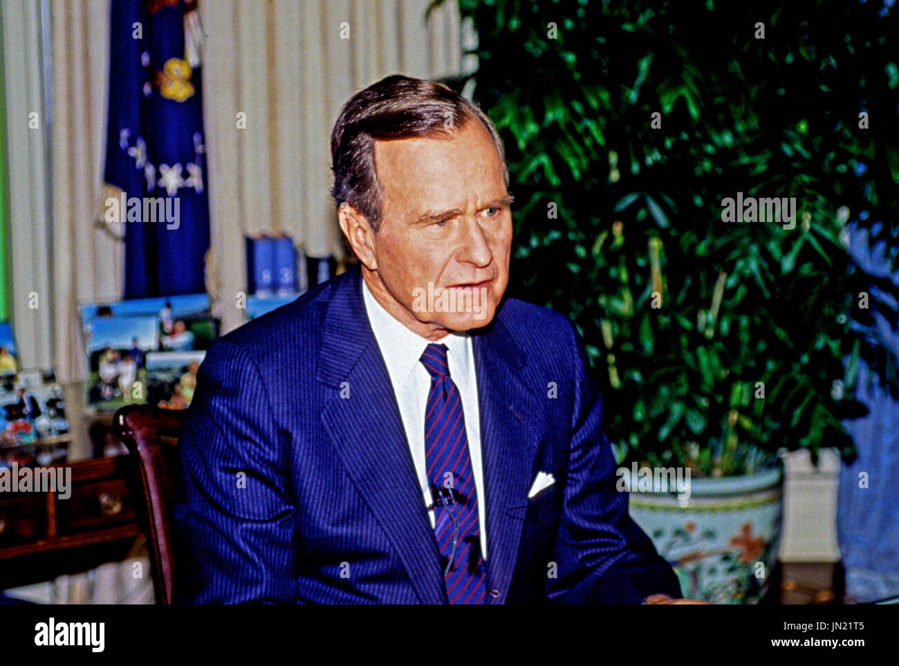 United States President George H.W. Bush poses for photos in the Oval ...