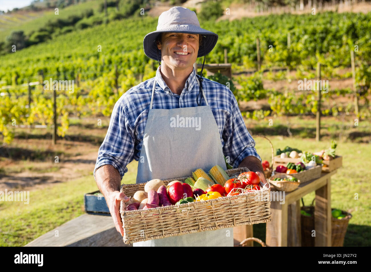 садовник с овощами. овощевод профессия. овощевод профессия. фермер. сбор урожая.