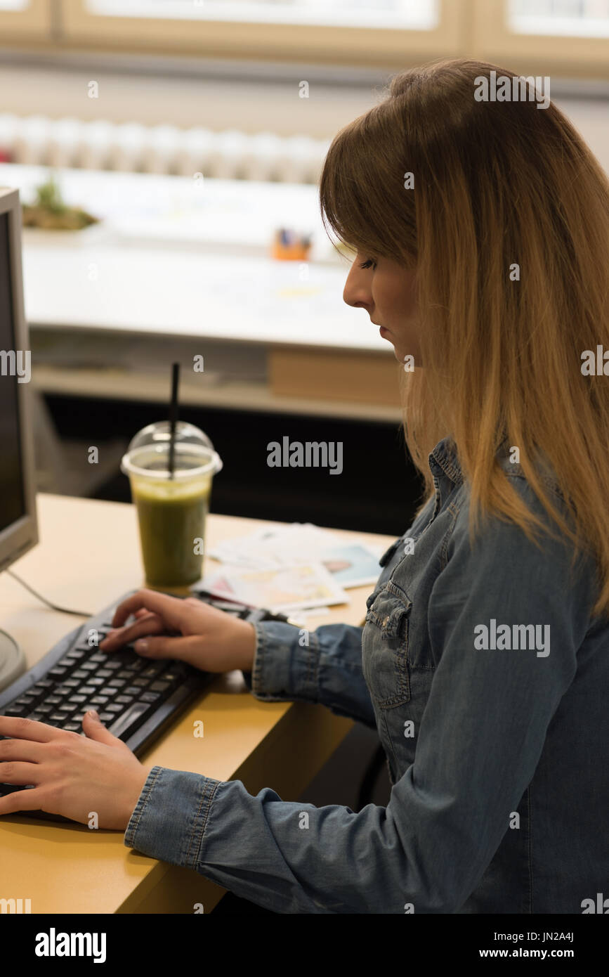 Casual woman desktop hi-res stock photography and images - Alamy
