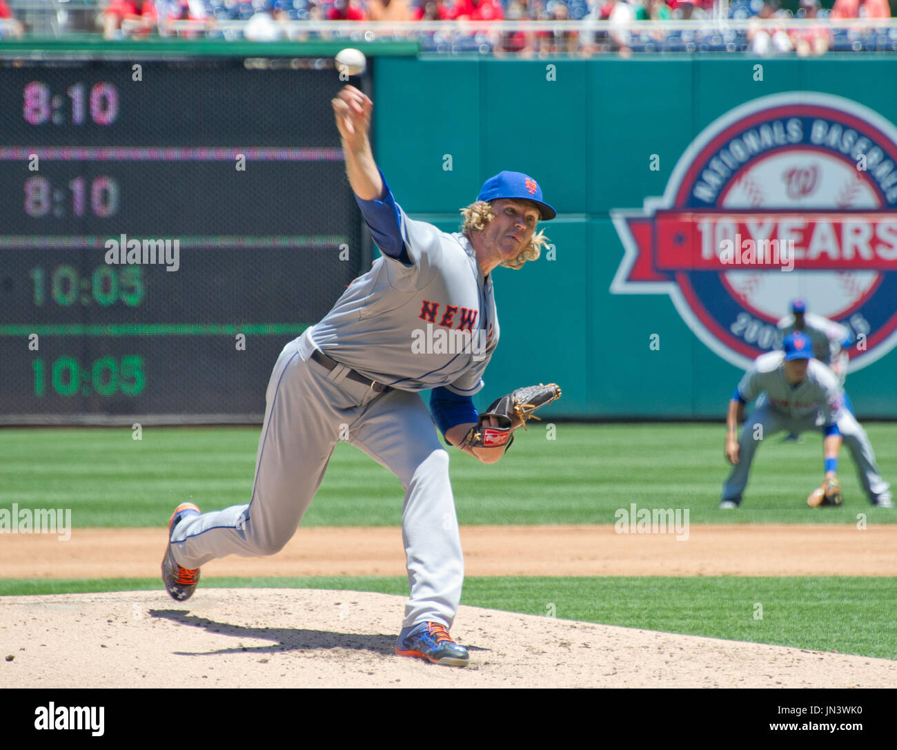 New York Mets starting pitcher Noah Syndergaard (34) works in the third