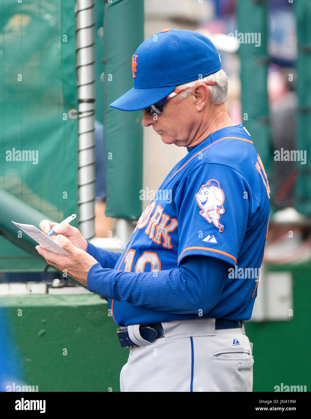 New York Mets manager Terry Collins (10) updates his lineup card
