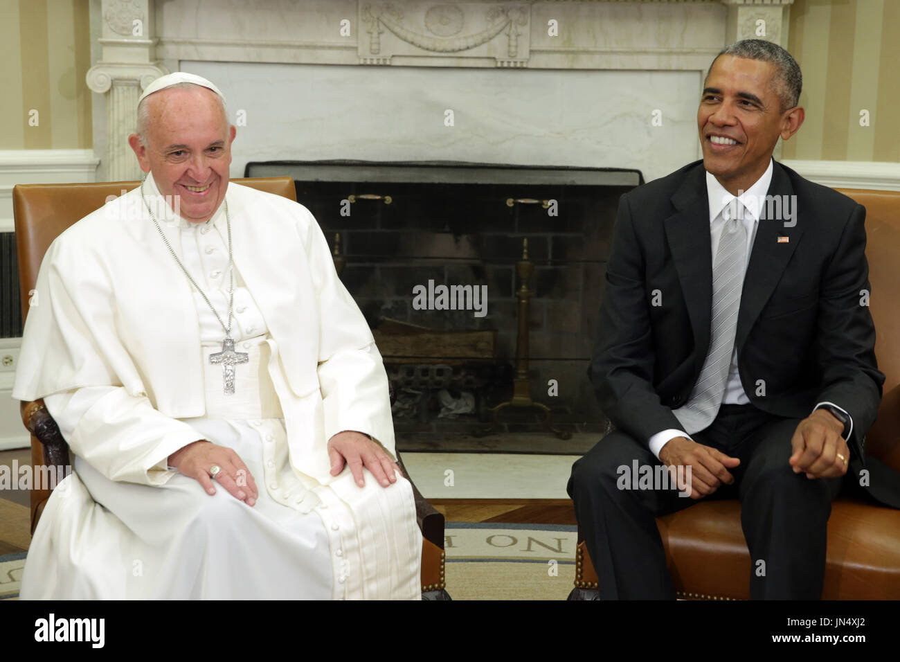 (L-R) Pope Francis and U.S. President Barack Obama talk in the Oval ...