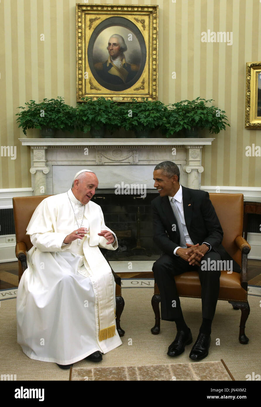 (L-R) Pope Francis and U.S. President Barack Obama talk in the Oval ...