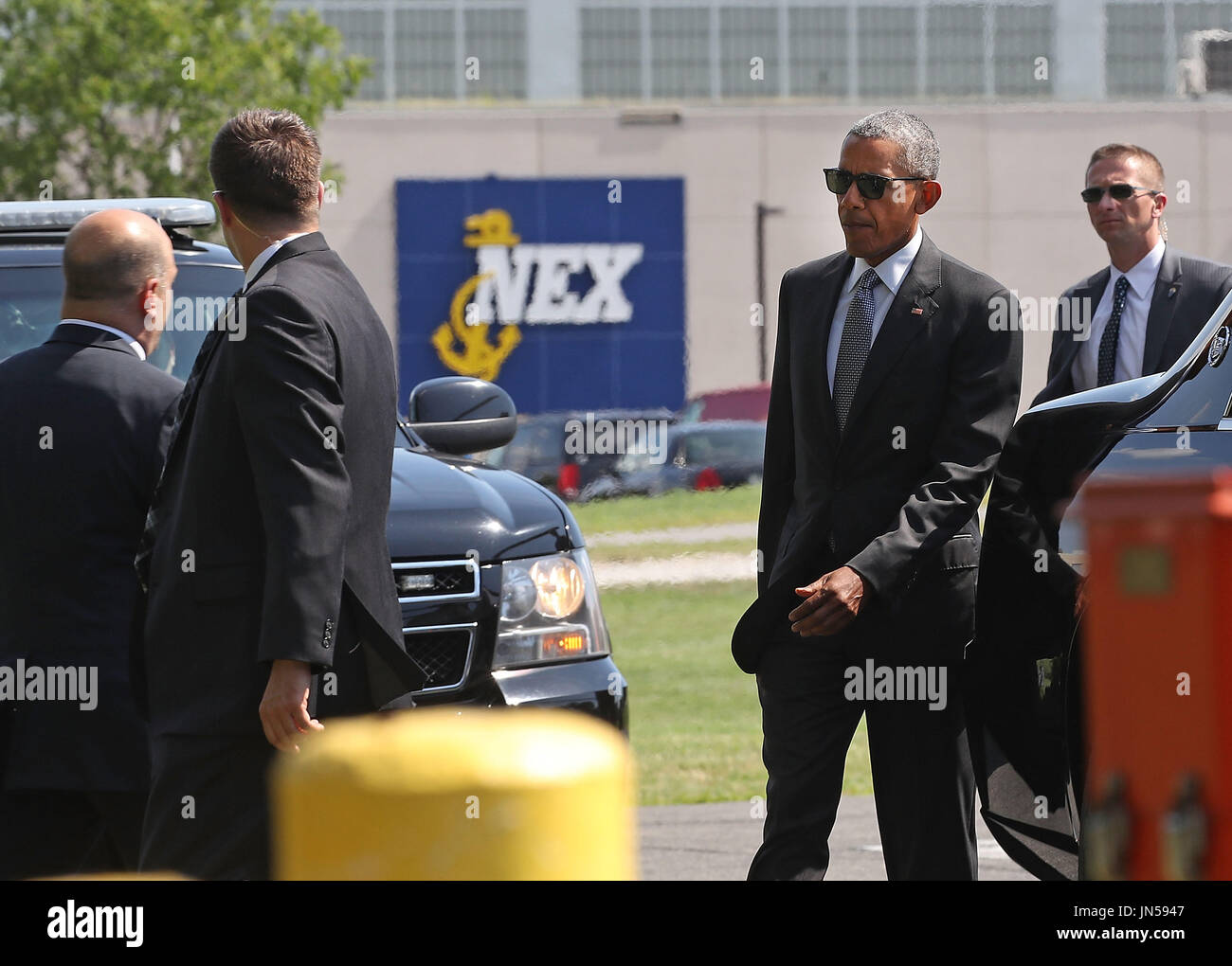 Obama Walter Reed United States President Barack Obama arrives at Walter Reed National ...