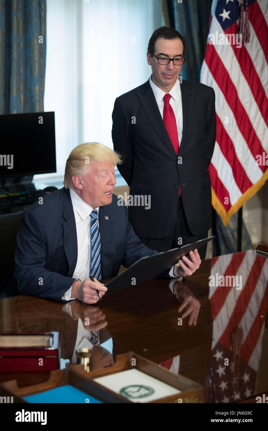 US President Donald J. Trump (L), with Secretary of Treasury Steven(00)