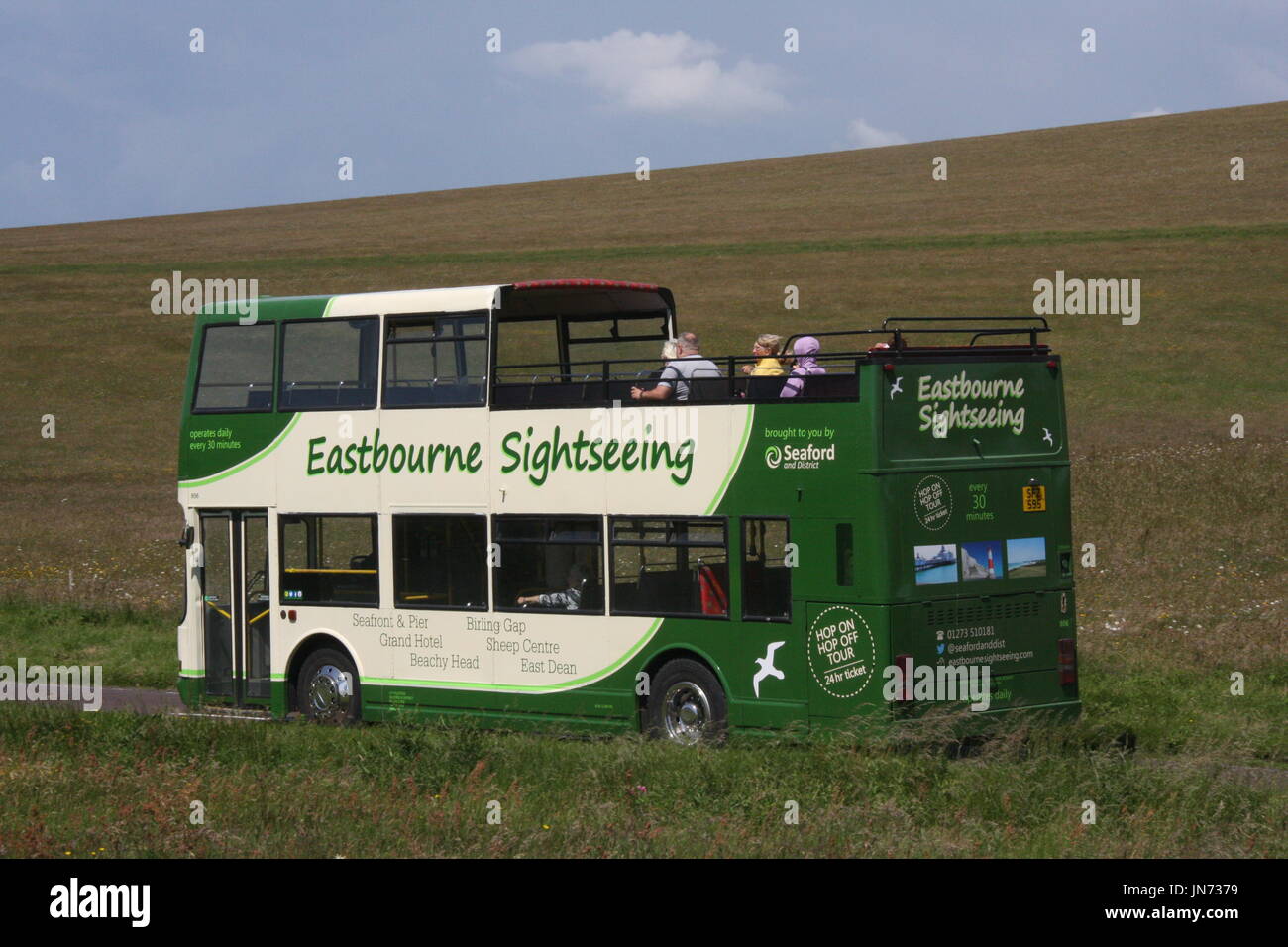 AN EASTBOURNE SIGHTSEEING OPEN-TOP BUS IN THE SOUTH DOWNS NATIONAL PARK BETWEEN BEACHY HEAD AND BIRLING GAP Stock Photo