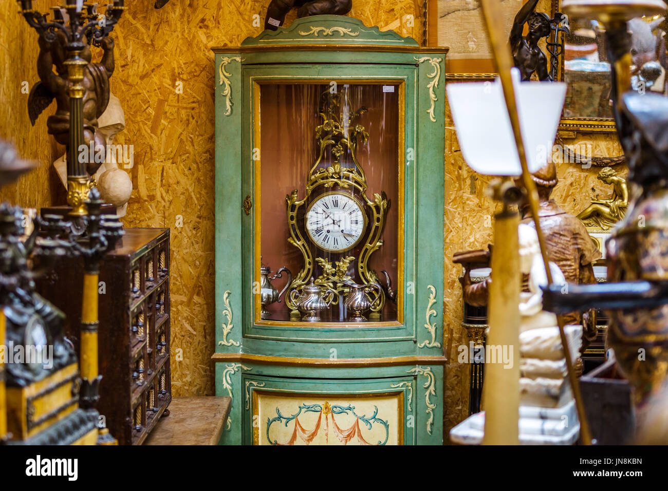 Mantel clock antique hi-res stock photography and images - Alamy
