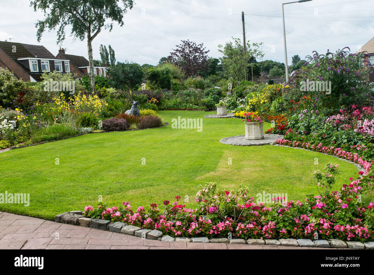 View across garden lawn hi-res stock photography and images - Alamy