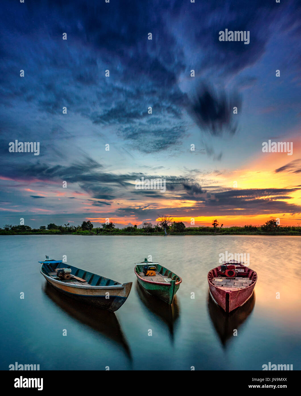 Super sunset sky fishing boat hi-res stock photography and images - Alamy