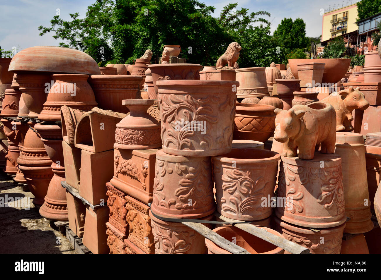Large decorative terracotta pots hi-res stock photography and images - Alamy