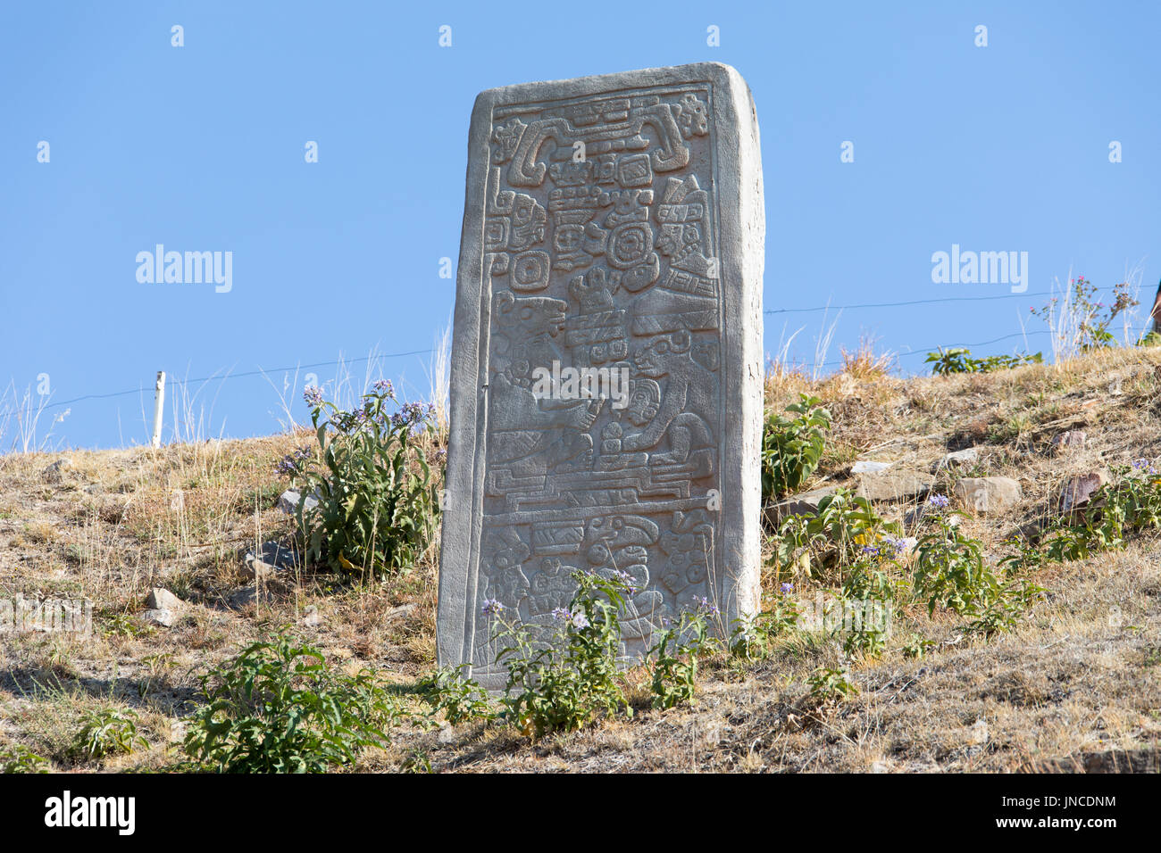 Edificio E Sur Y La Estela Vge 2 Monte Alban Ruins Of The Zapotec Civilization Oaxaca Mexico Stock Photo Alamy
