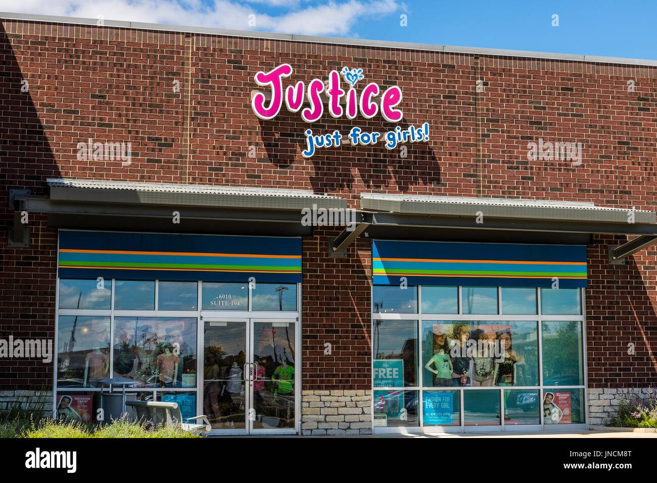 Justice Girls Clothing Store Front Editorial Photo - Image of people,  boutique: 118736561