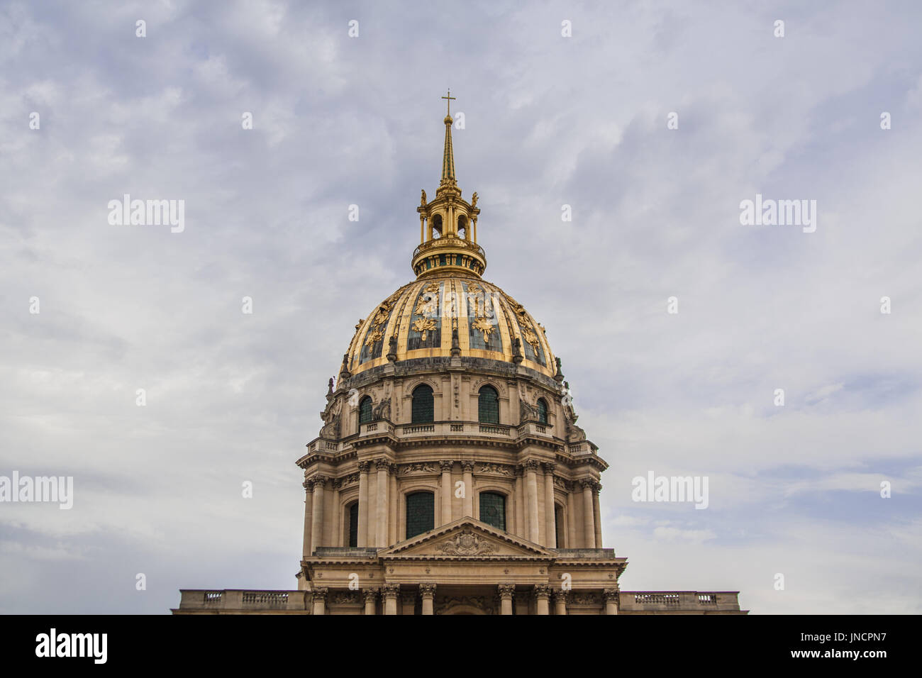 Les Invalides, commonly known as Hôtel national des Invalides (The National Residence of the Invalids), or also as Hôtel des Invalides, is a complex o Stock Photo