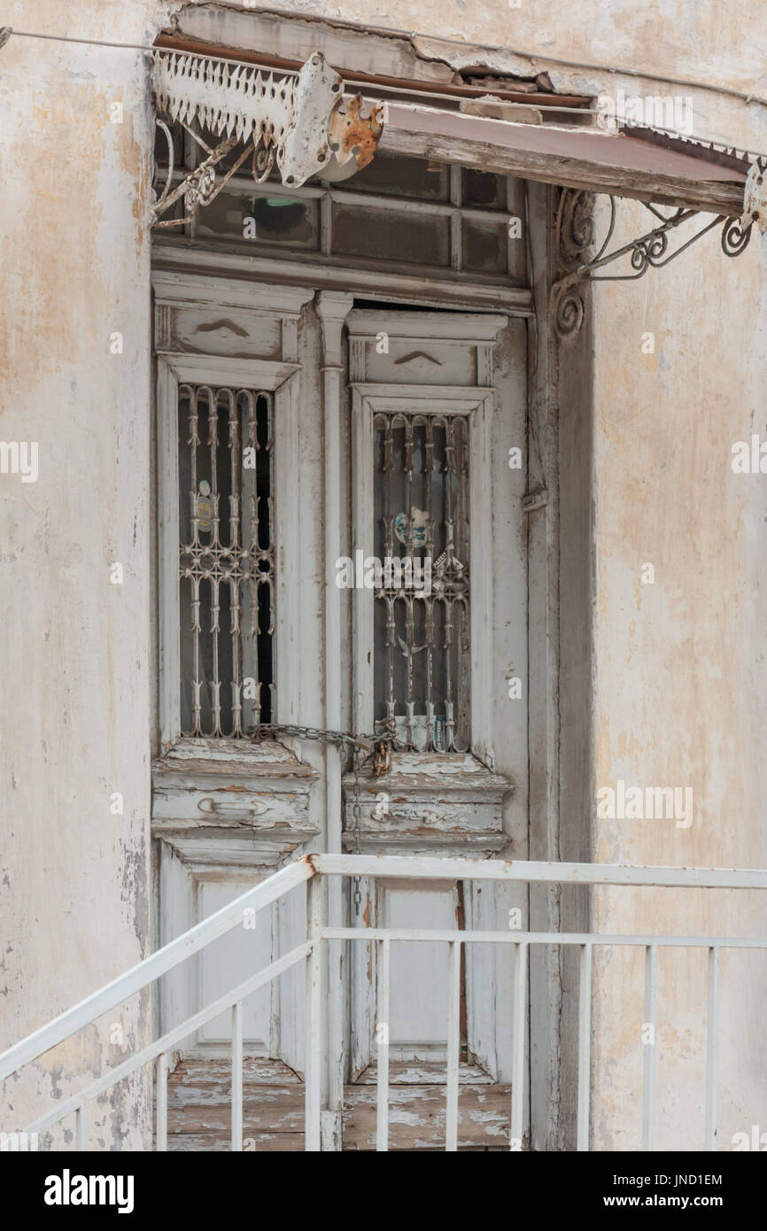 Wooden door locked with a metal chain Stock Photo - Alamy