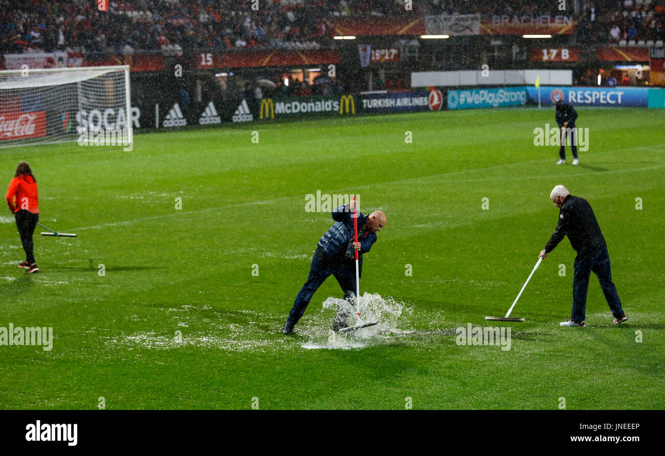 Rotterdam, Netherlands. 29th July, 2017. Staff members drain the water from the pitch at the Sparta Stadium in Rotterdam, the Netherlands, July 29, 2017. The UEFA Women's EURO 2017 soccer tournament quarter-final match between Germany and Denmark is postponed due to heavy rain. Credit: Ye Pingfan/Xinhua/Alamy Live News Stock Photo