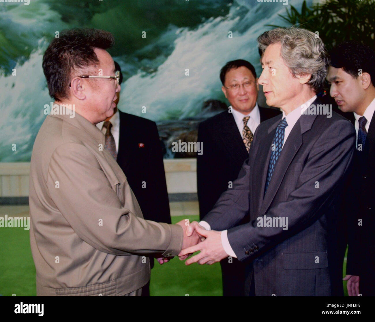 PYONGYANG, North Korea - Japanese Prime Minister Junichiro Koizumi (R ...
