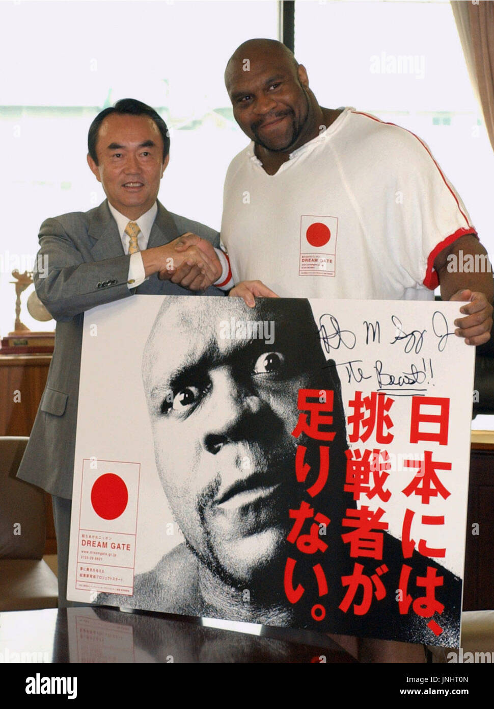 TOKYO, Japan - Popular American kickboxer Bob Sapp (R) meets Japanese ...