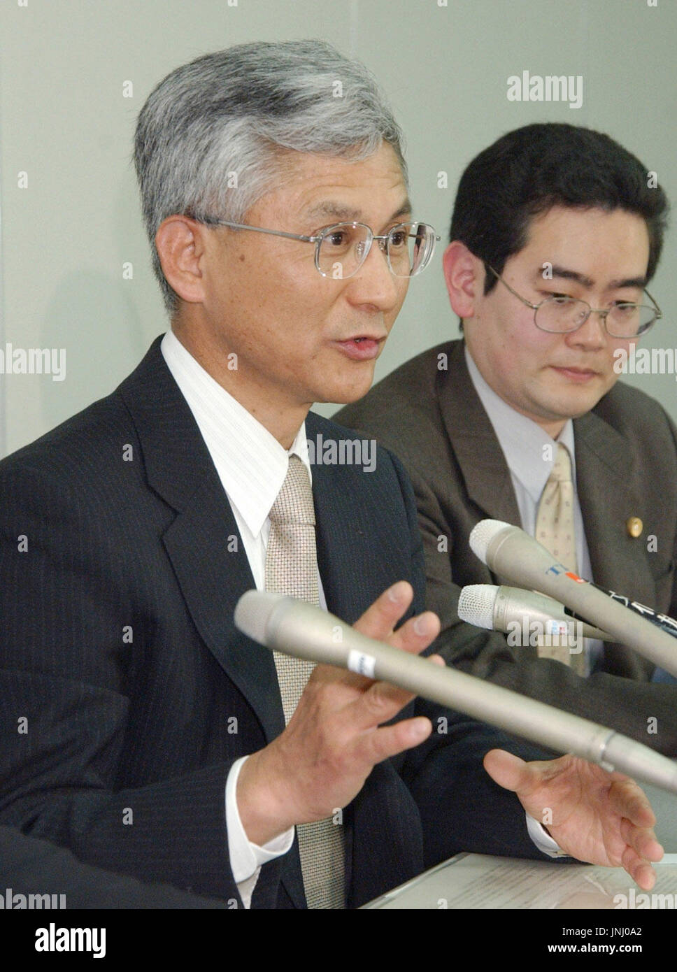 TOKYO, Japan Former Hitachi Metals Ltd. researcher Masao Iwata (L