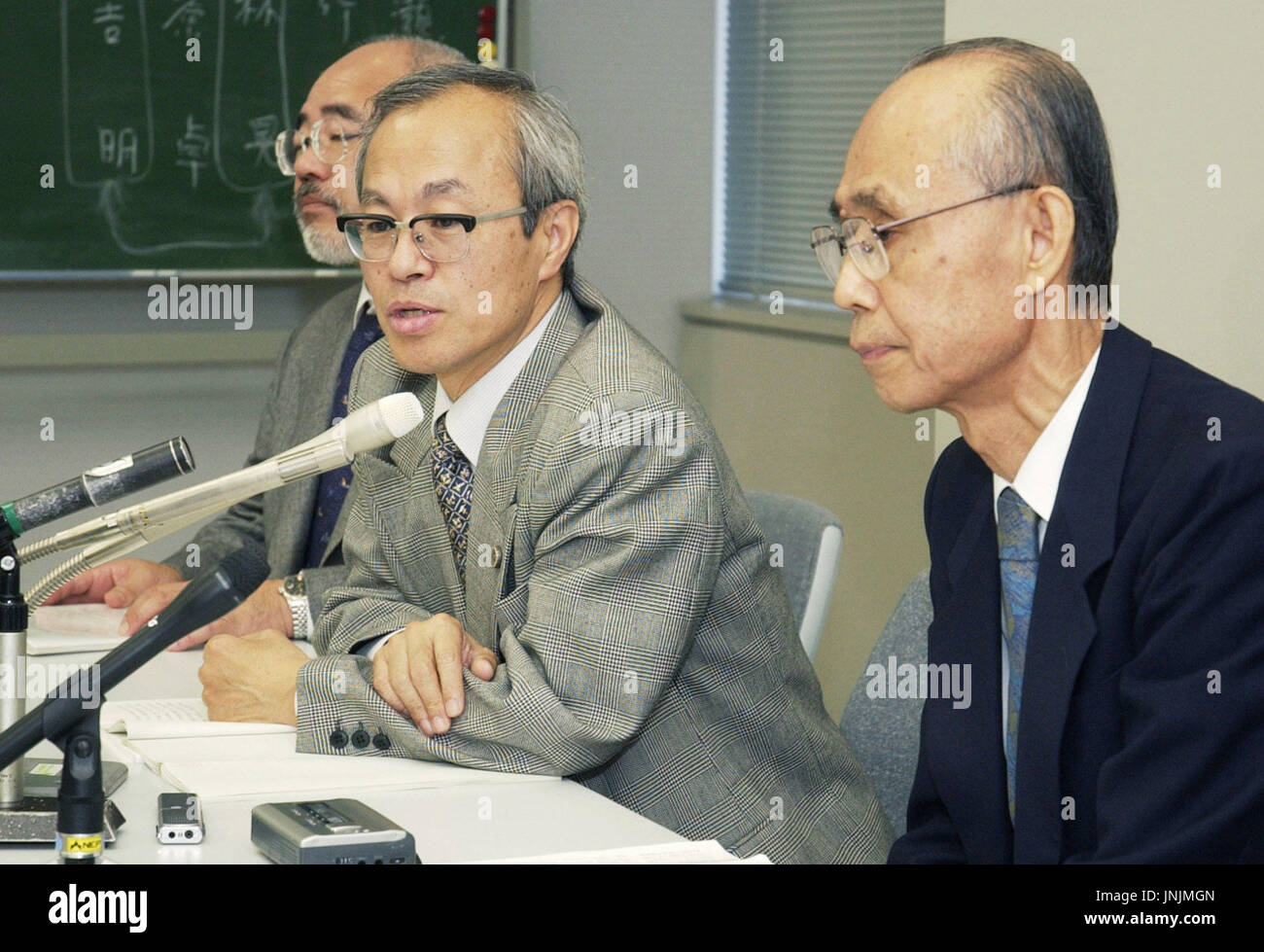 chiba-japan-akira-kobayashi-r-one-of-63-plaintiffs-speaks-to