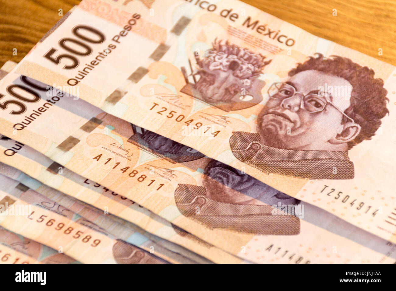 Photograph of some five hundred mexican pesos bills Stock Photo - Alamy