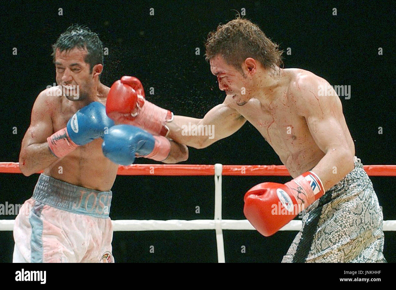 Tokyo Japan Japanese Wbc Super Flyweight Champion Katsushige Kawashima R And American Challenger Jose Navarro Are In Action In The Second Round Of Their Title Bout At Ariake Colloseum In Tokyo Tokyo Japan Japanese Wbc Super Flyweight Champion Katsushige Kawashima R And American Challenger Jose Navarro Are In Action In The Second Round Of Their Title Bout At Ariake Colloseum In Tokyo