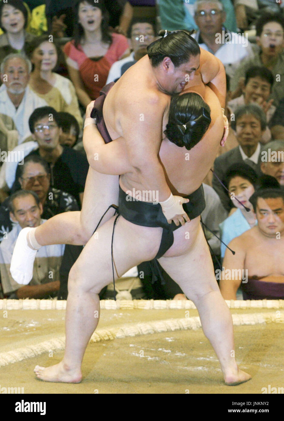 ハムの人　2 NAGOYA, Japan - Grand champion Asashoryu (front) got hold of