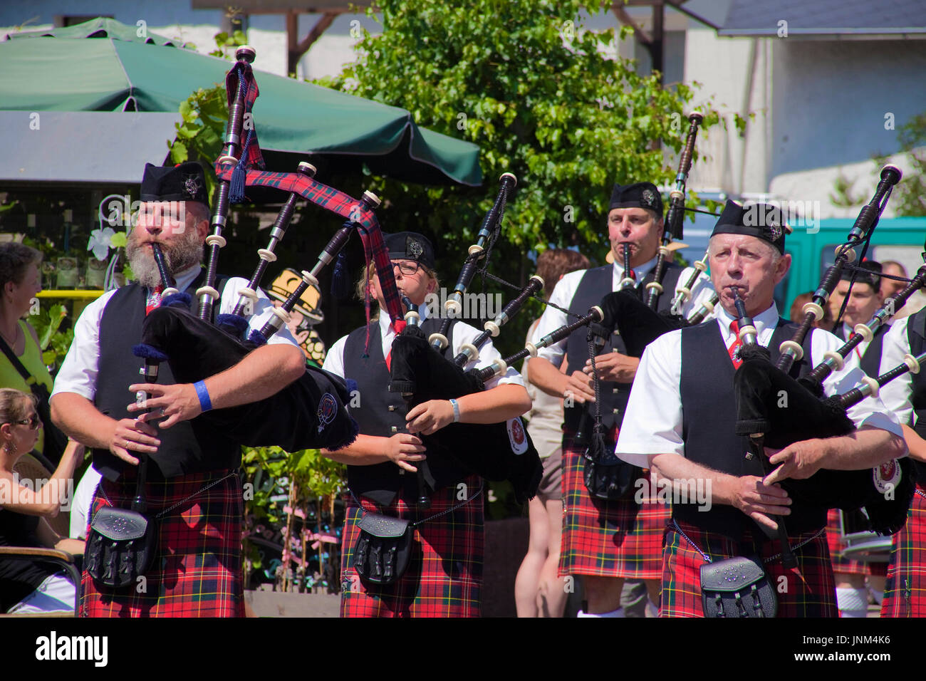 Dudeldorf Lion Pipes and Drums beim internationalen Trachtenfest in Kröv, Mosel, Mittelmosel
