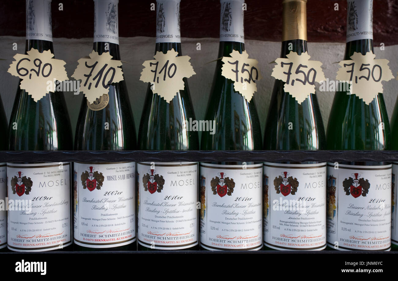 Weissweine aus Bernkastel-Kues, Landkreis Bernkastel-Wittlich, Mosel, Mittelmosel, Rheinland-Pfalz, Deutschland, Europa | White wine of Bernkastel-Kue Stock Photo