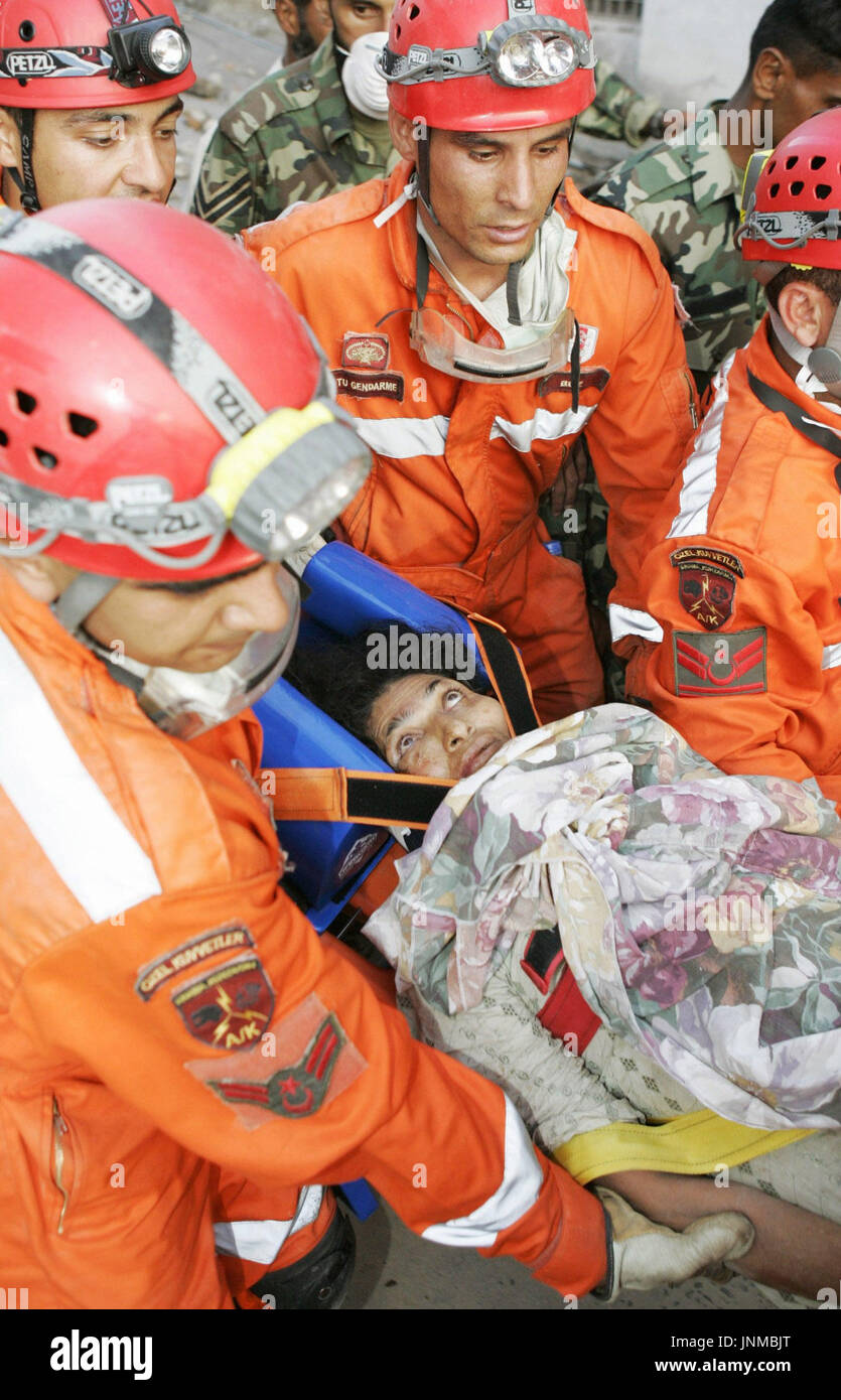 MUZAFFARABAD, Pakistan - Turkish rescue workers carry Rashida ...