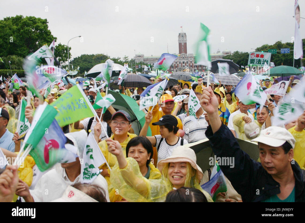 TAIPEI, Taiwan - Pro-independence citizens stage a rally outside the ...